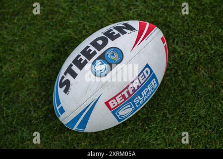 Una panoramica dettagliata delle palle di allenamento dei Warrington Wolves prima della partita del 21° turno della Super League di Betfred, Londra Broncos vs Warrington Wolves a Plough Lane, Wimbledon, Regno Unito, 11 agosto 2024 (foto di Izzy Poles/News Images) Foto Stock