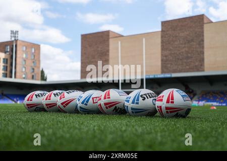 Una panoramica dettagliata delle palle di allenamento dei Warrington Wolves prima della partita del 21° turno della Super League di Betfred, Londra Broncos vs Warrington Wolves a Plough Lane, Wimbledon, Regno Unito, 11 agosto 2024 (foto di Izzy Poles/News Images) Foto Stock