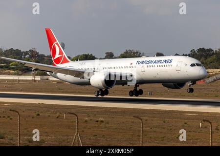 Turkish Airlines Boeing 787-9 Dreamliner (REG: TC-LLP) in arrivo da Istanbul come volo TK1369, sostituendo il solito A320, A321 del B737. Foto Stock