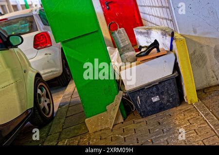 Illegale Müllablagerung. Nicht erlaubte Sperrmüllentsorgung am Straßenrand. München Bayern Deutschland *** scarico illegale di rifiuti voluminosi su strada Monaco Baviera Germania Copyright: XRolfxPossx Foto Stock