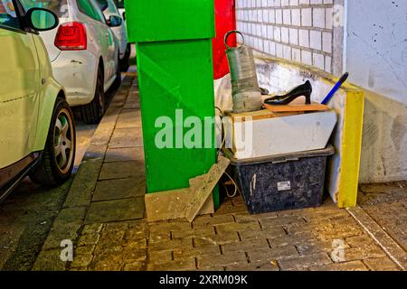 Illegale Müllablagerung. Nicht erlaubte Sperrmüllentsorgung am Straßenrand. München Bayern Deutschland *** scarico illegale di rifiuti voluminosi su strada Monaco Baviera Germania Copyright: XRolfxPossx Foto Stock