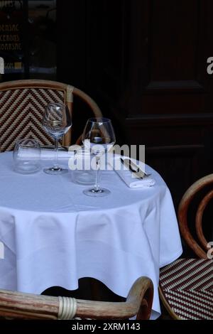 Tavolo per due, bianco e minimo, ambiente ristorante, semplice disposizione dei tavoli Foto Stock