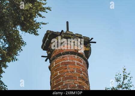 La parte superiore di una vecchia colonna fatiscente Foto Stock