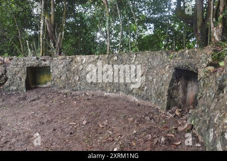 Forte di difesa giapponese durante la seconda guerra mondiale su Milo Hill, Tarakan City - Indonesia Foto Stock