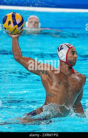 Parigi, Francia. 11 agosto 2024. Max Irving degli Stati Uniti attacca durante la partita della medaglia di bronzo maschile di pallanuoto tra Stati Uniti e Ungheria ai Giochi Olimpici di Parigi 2024 a Parigi, in Francia, l'11 agosto 2024. Crediti: Du Yu/Xinhua/Alamy Live News Foto Stock