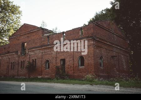 Un edificio stabile in mattoni fatiscenti. edifici del xix secolo Foto Stock