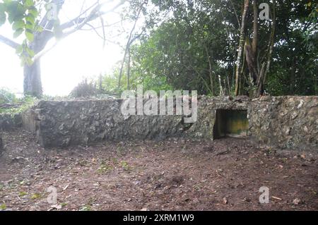 Forte di difesa giapponese durante la seconda guerra mondiale su Milo Hill, Tarakan City - Indonesia Foto Stock