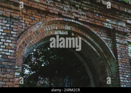 Il cancello della stalla. Una stalla in mattoni rossi in rovina. edifici del xix secolo. Foto Stock