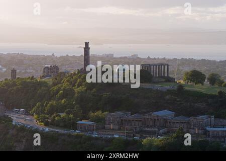 Calton Hill da Salisbury Crags con Leith Shoreline alle spalle a Edimburgo, capitale della Scozia, 10 agosto 2024 Foto Stock