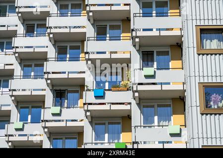 Facciata di un edificio di appartamenti hirise grigio visto a Berlino, Germania Foto Stock