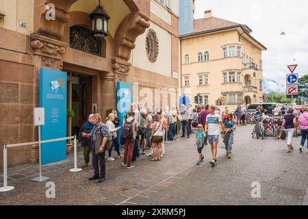 Diverse persone in fila per il Museo Archeologico dell'alto Adige di Bolzano. Foto Stock