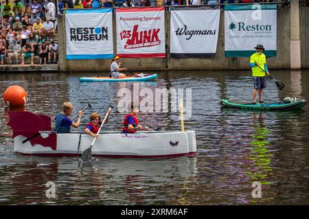 Reston, Virginia -- 10 agosto 2024. I concorrenti su una barca di cartone iniziano la gara. Foto Stock