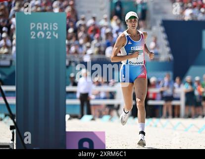 Versailles, Francia. 11 agosto 2024. Elodie Clouvel di Francia gareggia durante la corsa individuale, finale, laser del pentathlon moderno ai Giochi Olimpici di Parigi 2024 a Versailles, Francia, l'11 agosto 2024. Crediti: Cheng min/Xinhua/Alamy Live News Foto Stock