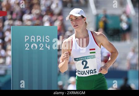 Versailles, Francia. 11 agosto 2024. Michelle Gulyas d'Ungheria gareggia durante la corsa individuale, finale, laser del pentathlon moderno ai Giochi Olimpici di Parigi 2024 a Versailles, Francia, l'11 agosto 2024. Crediti: Cheng min/Xinhua/Alamy Live News Foto Stock