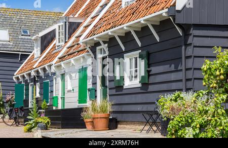 Facciate frontali di tradizionali case in legno a Marken, Paesi Bassi Foto Stock