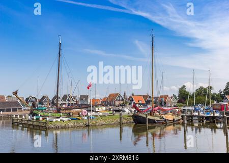 Barche e case tradizionali nel porto di Marken, Paesi Bassi Foto Stock