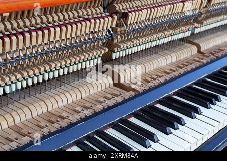 All'interno di un pianoforte con chiavi, corde, perni e martelli. Sfondo Foto Stock