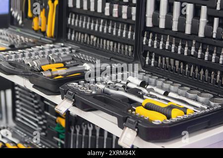 Set di utensili in metallo per la vista dall'alto di primo piano di costruzione e riparazione. Chiavi e altre attrezzature per la manutenzione dell'auto in astuccio. Industria Foto Stock