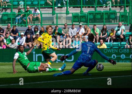 Edimburgo, Scozia. 11 agosto 2024; Easter Road, Edimburgo, Scozia: Scottish Premiership Football, Hibernian contro Celtic; Josef Bursik di Hibernian salva da Kyogo Furuhashi di Celtic Credit: Action Plus Sports Images/Alamy Live News Foto Stock