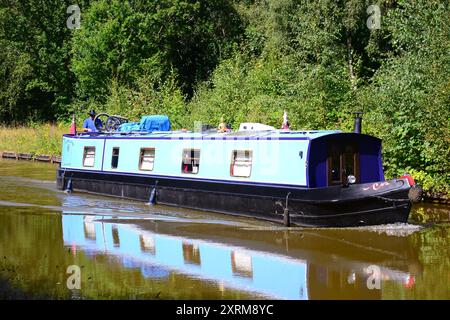 Manchester, Regno Unito, 11 agosto 2024. Soleggiato con una temperatura di 25 °C accanto al Bridgewater Canal nella campagna di Boothstown, Salford, Greater Manchester, Regno Unito. L'ufficio MET ha emesso avvisi di tempesta per seguire il clima caldo in alcune parti del Regno Unito, compresa l'Inghilterra settentrionale. Crediti: Terry Waller/Alamy Live News Foto Stock