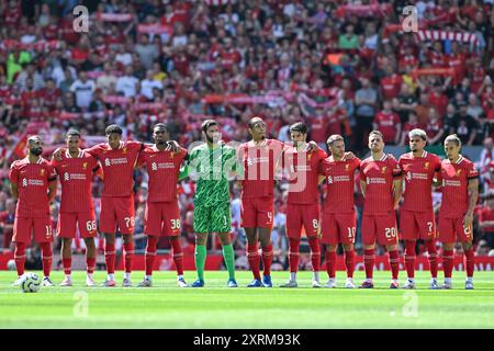 Liverpool, Regno Unito. 11 agosto 2024. La squadra del Liverpool fa una pausa per un minuto di silenzio prima dell'amichevole pre-stagione Liverpool vs Sevilla ad Anfield, Liverpool, Regno Unito, 11 agosto 2024 (foto di Cody Froggatt/News Images) a Liverpool, Regno Unito, l'11/8/2024. (Foto di Cody Froggatt/News Images/Sipa USA) credito: SIPA USA/Alamy Live News Foto Stock