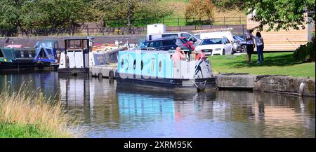 Manchester, Regno Unito, 11 agosto 2024. Soleggiato con una temperatura di 25 °C accanto al Bridgewater Canal nella campagna di Boothstown, Salford, Greater Manchester, Regno Unito. L'ufficio MET ha emesso avvisi di tempesta per seguire il clima caldo in alcune parti del Regno Unito, compresa l'Inghilterra settentrionale. Crediti: Terry Waller/Alamy Live News Foto Stock