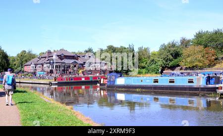 Manchester, Regno Unito, 11 agosto 2024. Soleggiato con una temperatura di 25 °C accanto al Bridgewater Canal nella campagna di Boothstown, Salford, Greater Manchester, Regno Unito. L'ufficio MET ha emesso avvisi di tempesta per seguire il clima caldo in alcune parti del Regno Unito, compresa l'Inghilterra settentrionale. Boothstown Marina e la casa pubblica di Moorings. Crediti: Terry Waller/Alamy Live News Foto Stock