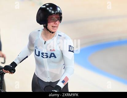 Parigi, Francia. 11 agosto 2024. Jennifer Valente degli Stati Uniti reagisce dopo l'omnium femminile della pista ciclabile ai Giochi Olimpici di Parigi 2024, a Parigi, Francia, 11 agosto 2024. Crediti: HU Huhu/Xinhua/Alamy Live News Foto Stock