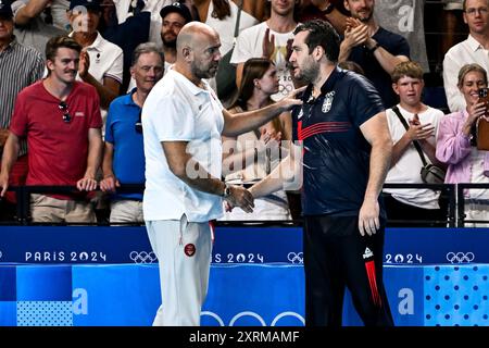 Parigi, Francia. 11 agosto 2024. Ivica Tucak, capo allenatore della squadra croata, e Uros Stevanovic, capo allenatore della squadra serba React dopo la partita della medaglia d'oro maschile di pallanuoto tra la squadra serba (cappelli bianchi) e la squadra croata (cappelli blu) dei Giochi Olimpici di Parigi 2024 alla la Defense Arena di Parigi (Francia), 11 agosto 2024. Crediti: Insidefoto di andrea staccioli/Alamy Live News Foto Stock