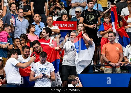 Parigi, Francia. 11 agosto 2024. Tifosi durante la partita della medaglia d'oro maschile di pallanuoto tra la squadra Serbia (berretti bianchi) e la squadra Croazia (berretti blu) dei Giochi Olimpici di Parigi 2024 alla la Defense Arena di Parigi (Francia), 11 agosto 2024. Crediti: Insidefoto di andrea staccioli/Alamy Live News Foto Stock