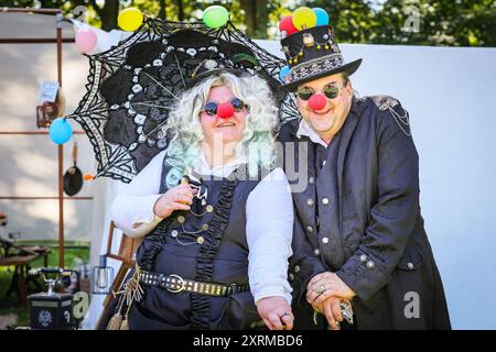 Henrichenburg, Waltrop, Germania. 11 agosto 2024. I fan dello steampunk, i gruppi e i visitatori, molti in costumi d'epoca retrò-futuristica o vittoriana, si divertiranno l'ultimo giorno dell'annuale Festival del Giubileo di Steampunk. Quest'anno, il festival coincide con il 125° anniversario dello storico ascensore Henrichenburg Boat Lift, sito patrimonio industriale patrimonio storico lungo il canale Dortmund-EMS. Crediti: Imageplotter/Alamy Live News Foto Stock