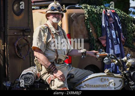 Henrichenburg, Waltrop, Germania. 11 agosto 2024. Claus-Peter sulla sua e-bike steampunk. I fan dello steampunk, i gruppi e i visitatori, molti in costumi d'epoca retrò-futuristica o vittoriana, si divertiranno l'ultimo giorno dell'annuale Festival del Giubileo di Steampunk. Quest'anno, il festival coincide con il 125° anniversario dello storico ascensore Henrichenburg Boat Lift, sito patrimonio industriale patrimonio storico lungo il canale Dortmund-EMS. Crediti: Imageplotter/Alamy Live News Foto Stock