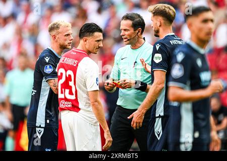 AMSTERDAM - (l-r) Luuk Brouwers di sc Heerenveen, Steven Berghuis di Ajax, l'arbitro Bas Nijhuis, Pawel Bochniewicz di sc Heerenveen durante l'incontro olandese Eredivisie tra Ajax Amsterdam e SC Heerenveen alla Johan Cruijff Arena l'11 agosto 2024 ad Amsterdam, Paesi Bassi. ANP OLAF KRAAK Foto Stock