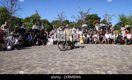 Henrichenburg, Waltrop, Germania. 11 agosto 2024. I partecipanti si riuniscono per una foto di gruppo. I fan dello steampunk, i gruppi e i visitatori, molti in costumi d'epoca retrò-futuristica o vittoriana, si divertiranno l'ultimo giorno dell'annuale Festival del Giubileo di Steampunk. Quest'anno, il festival coincide con il 125° anniversario dello storico ascensore Henrichenburg Boat Lift, sito patrimonio industriale patrimonio storico lungo il canale Dortmund-EMS. Crediti: Imageplotter/Alamy Live News Foto Stock