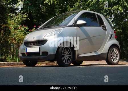 Bucarest, Romania - 21 luglio 2024: Primo piano dell'auto Smart Silver parcheggiata vicino al giardino Foto Stock