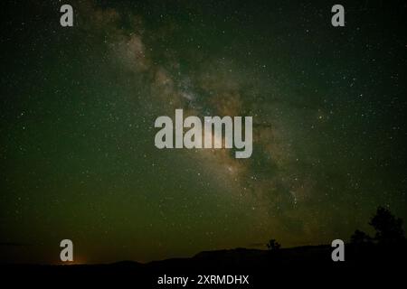 Strisce di via Lattea attraverso il Bryce Canyon Sky in estate Foto Stock