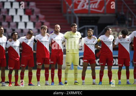 UTRECHT - (l-r) Siebe Horemans di FC Utrecht, Alonzo Engwanda di FC Utrecht, Jens Toornstra di FC Utrecht,Ole Romeny di FC Utrecht,Mike van der Hoorn di FC Utrecht,FC Utrecht portiere Vasilis Barkas,Souffian El Karouani di FC Utrecht, Nick Viergever di FC Utrecht, Zidane Iqbal dell'FC Utrecht durante il minuto di silenzio per il fotografo FC Utrecht Frank Zilver durante l'incontro olandese Eredivisie tra FC Utrecht e PEC Zwolle allo stadio Galgenwaard l'11 agosto 2024 a Utrecht, Paesi Bassi. ANP BART STOUTJESDIJK Foto Stock