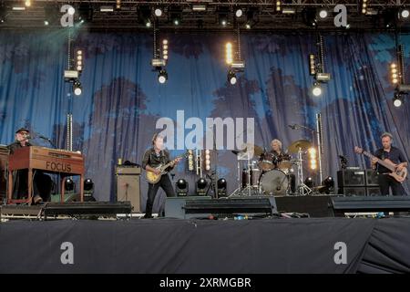 Wiiliamscot, Regno Unito. 10 agosto 2024. (L-R) Thijs van Leer, Menno Gootjes, Pierre van der Linden e Udo Pannekeet con la band olandese di rock progressivo Focus, meglio conosciuti per i loro successi 'Hocus Pocus', 'House of the King' e 'Sylvia' che si esibiscono dal vivo sul palco della Cropredy Convention di Fairport. I Focus si sono formati nei Paesi Bassi negli anni '1970 La formazione attuale - Thijs van Leer - Hammond-organo -flauto e voce, Pierre van der Linden - batteria, Menno Gootjes- chitarra, Udo Pannekeet - basso. Credito: SOPA Images Limited/Alamy Live News Foto Stock