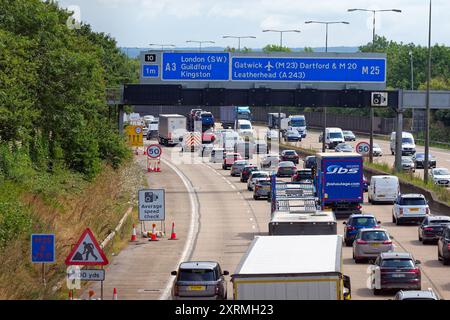 Forte traffico in senso antiorario durante l'avvicinamento alla strada allo svincolo 10 dell'autostrada M25 a Wisley Surrey Inghilterra Regno Unito Foto Stock