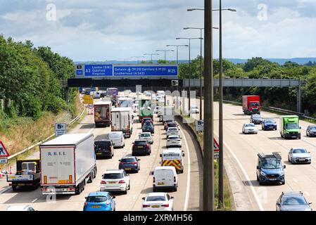 Forte traffico in senso antiorario durante l'avvicinamento alla strada allo svincolo 10 dell'autostrada M25 a Wisley Surrey Inghilterra Regno Unito Foto Stock