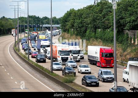 Forte traffico in senso antiorario durante l'avvicinamento alla strada allo svincolo 10 dell'autostrada M25 a Wisley Surrey Inghilterra Regno Unito Foto Stock