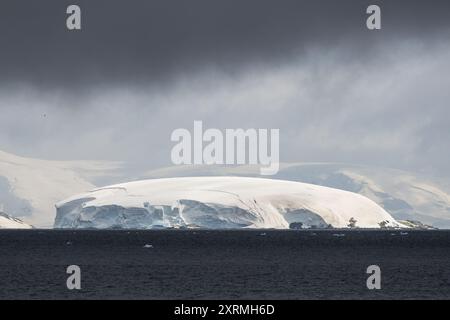 Iceberg antartico nell'oceano polare meridionale Foto Stock