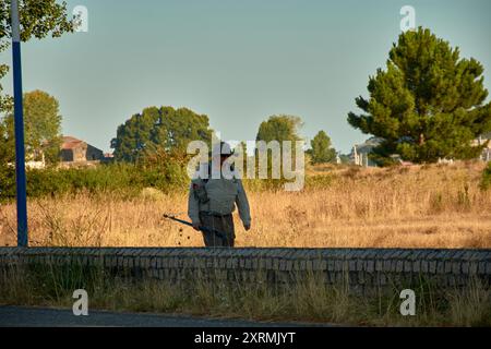 Bayona, Pontevedra, Spagna; 08,08,2021; un pellegrino solitario che attraversa Sabarís lungo la via portoghese, un percorso popolare del Camino de Sant Foto Stock