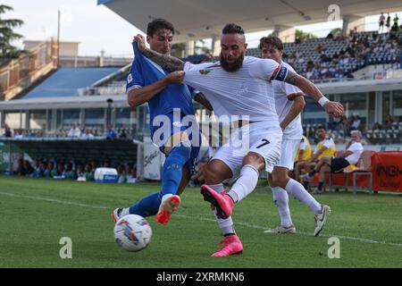 Brescia, Italia. 11 agosto 2024. Andrea Cistana (Brescia calcio) Francesco Zampano (Venezia FC) durante la 32a fase di finale della Coppa Italia tra Brescia e Venezia allo Stadio Mario Rigamonti, domenica 11 agosto 2024. Sport - calcio. (Foto di Stefano Nicoli/LaPresse) credito: LaPresse/Alamy Live News Foto Stock