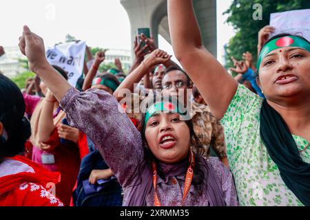 Dacca, Bangladesh. 11 agosto 2024. I membri della comunità indù del Bangladesh si riuniscono in una protesta contro gli attacchi alle case indù, ai templi, ai negozi e a varie parti del paese dopo che l'ex primo ministro Sheikh Hasina si era dimesso e aveva lasciato il paese in mezzo a violente proteste sul sistema di quote di lavoro del governo. (Credit Image: © Suvra Kanti Das/ZUMA Press Wire) SOLO PER USO EDITORIALE! Non per USO commerciale! Foto Stock