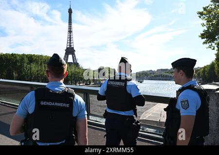 Parigi, Francia. 11 agosto 2024. Le forze di sicurezza della Gendarmeria pattugliano non lontano dalla Torre Eiffel. Un uomo che sale sulla facciata della Torre Eiffel ha causato un'operazione di polizia al punto di riferimento parigino poche ore prima della cerimonia di chiusura olimpica. L'uomo è stato avvistato poco prima delle 15.00, come l'agenzia di stampa tedesca ha appreso dalle fonti della polizia. Gli agenti hanno arrestato lo scalatore. Crediti: Sebastian Kahnert/dpa/Alamy Live News Foto Stock