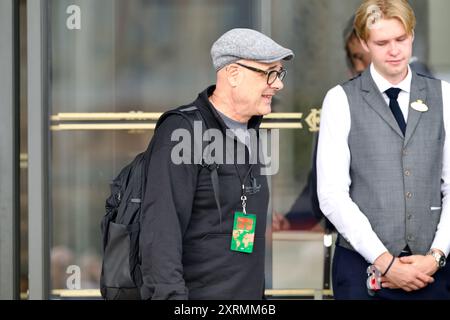 STOCCOLMA, SVEZIA - 18 LUGLIO 2024: Charlie Giordano fuori dal Grand Hotel Stockholm, in partenza per un concerto con la e Street Band. Foto Stock