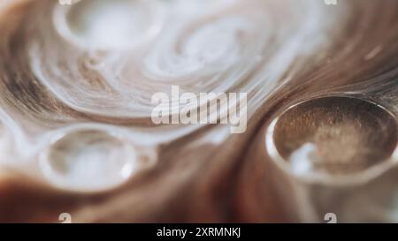 Schiuma sfocata. Nebbia glitterata. Bianco sfocato color bronzo beige bolle scintillanti trasparenti flusso d'acqua acqua acqua flusso sfondo artistico astratto. Foto Stock