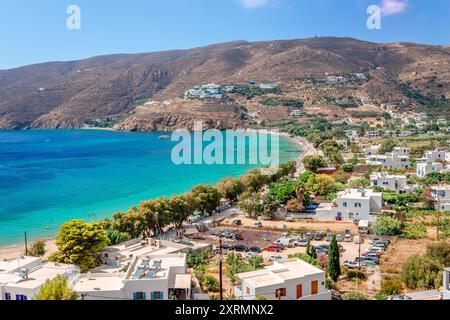 Aigiali, un pittoresco villaggio di pescatori sull'isola di Amorgos, nelle Cicladi, Grecia. Case tradizionali dipinte di bianco e spiaggia di sabbia. Foto Stock