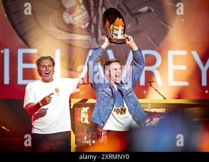 PARIGI - la ciclista su pista Harrie Lavreysen, insieme allo chef della missione Pieter van den Hoogenband, durante la cerimonia alla TeamNL House di Parigi. Lavreysen ha vinto la sua terza medaglia d'oro l'ultimo giorno dei Giochi estivi. Con due precedenti medaglie d'oro ai Giochi di Tokyo, Lavreysen è l'uomo olandese di maggior successo di sempre ai Giochi olimpici. ANP REMKO DE WAAL Foto Stock